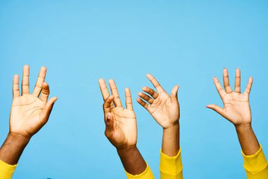 Genç Afrikalı çift stüdyoda avuç içi gösteriyor.  