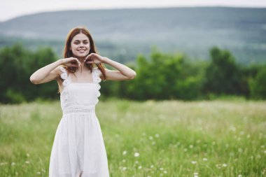Kırsalda poz veren güzel bir kadın. 