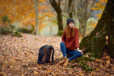 Sonbaharda seyahat eden genç bayan turist 