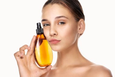 Stüdyoda güzel bir kadının portresi. 