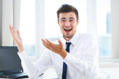 Ofisteki genç mutlu iş adamı. 