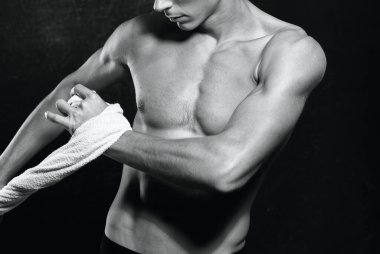 Stüdyoda havlusu olan genç kaslı formda bir adam.