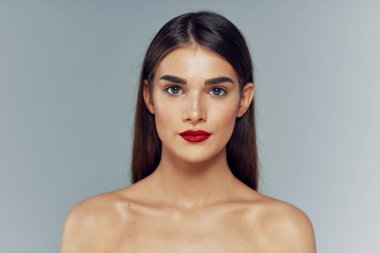 İzole edilmiş arka planda poz veren güzel bir kadının portresi. 