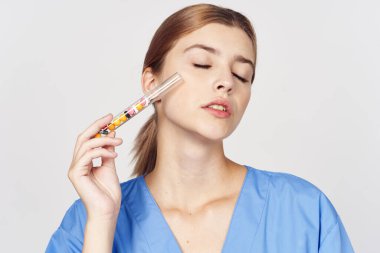 Yüksek kalite fotoğraf. Beyaz arka planda hapları olan kadın doktor. 