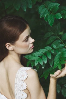 Bahçede poz veren güzel bir kadın. 