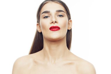 Stüdyoda kameraya bakan güzel bir kadının portresi.