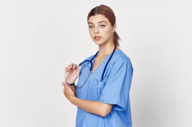 Yüksek kalite fotoğraf. Steteskoplu kadın doktor beyaz arka planda izole edilmiş. 