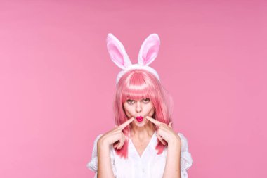  Pembe peruklu güzel kız tavşan kulağı takıyor