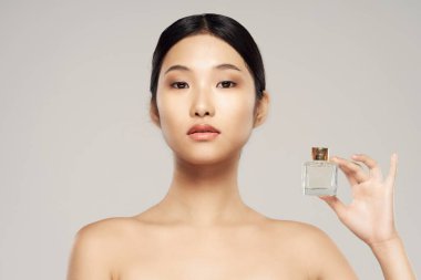 Parfümlü güzel Asyalı kadın.