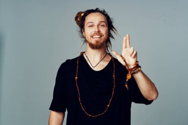 Genç anne stüdyoda el kol hareketi yapıyor.