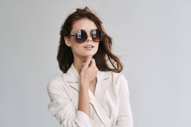 Soyutlanmış arka planda poz veren güzel bir kadın.