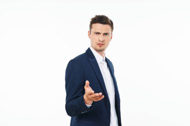 Genç yakışıklı iş adamı beyaz konusunda kafası karışık. 