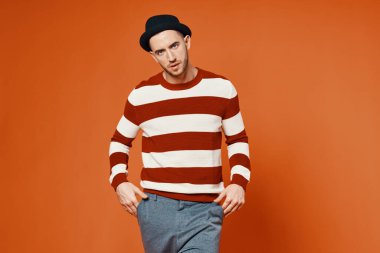 Stüdyoda poz veren genç, yakışıklı bir adam.