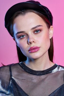 Stüdyoda poz veren güzel bir moda kadını.