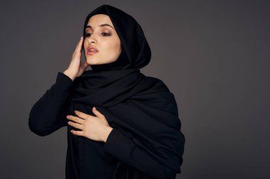 Stüdyoda tesettürlü genç müslüman kadın.        