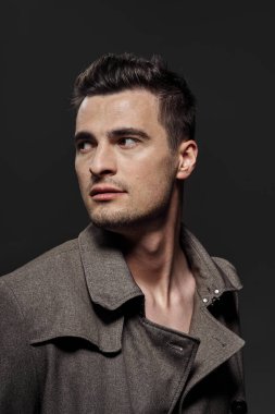 Stüdyoda poz veren yakışıklı genç adamın portresi. 