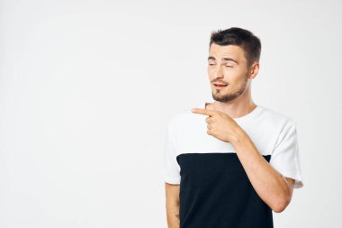 Beyaz arka planda parmak iziyle genç ve yakışıklı bir adam işaret ediyor. 