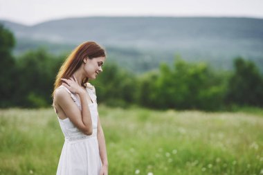 Kırsalda poz veren güzel bir kadın. 