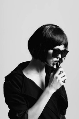 Sigara içen güzel bir kadının portresi. 