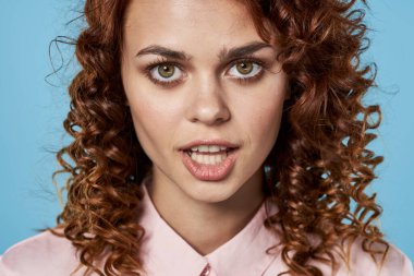 İzole edilmiş arka planda kıvırcık saçlı güzel bir kadının portresi.