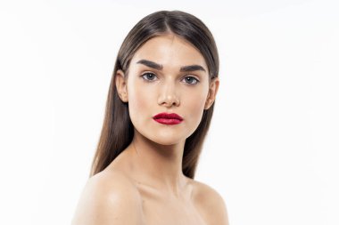 Stüdyo çekimi. Genç, güzel bir kadın, yalnız poz veriyor. 