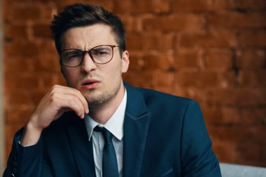 Gözlüklü genç ve yakışıklı iş adamı 