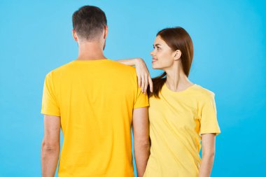 Stüdyoda poz veren genç ve güzel bir çift