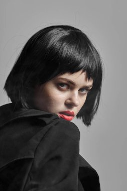 Stüdyoda poz veren güzel bir kadın. Moda fotoğrafı. 