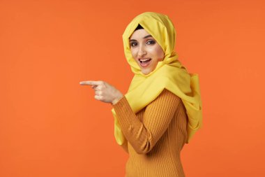 Stüdyoyu gösteren müslüman bir kadın.        