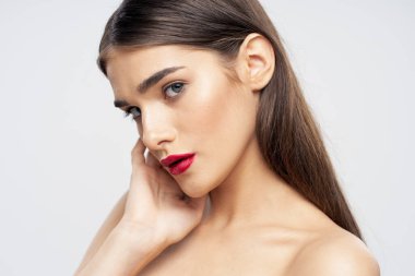 İzole edilmiş arka planda poz veren güzel bir kadının portresi. 