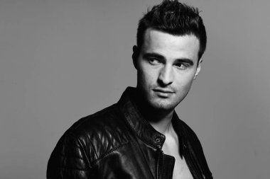 Stüdyo çekimi. Karanlık arka planda genç ve vahşi bir adamın portresi.  