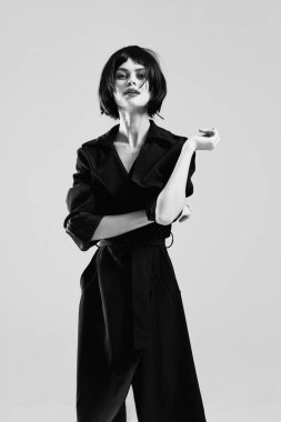 Stüdyoda poz veren güzel bir kadın. Moda fotoğrafı. 