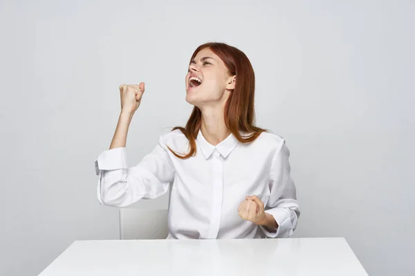 Junge Geschäftsfrau Sitzt Mit Fäusten Schreibtisch Büro — Stockfoto