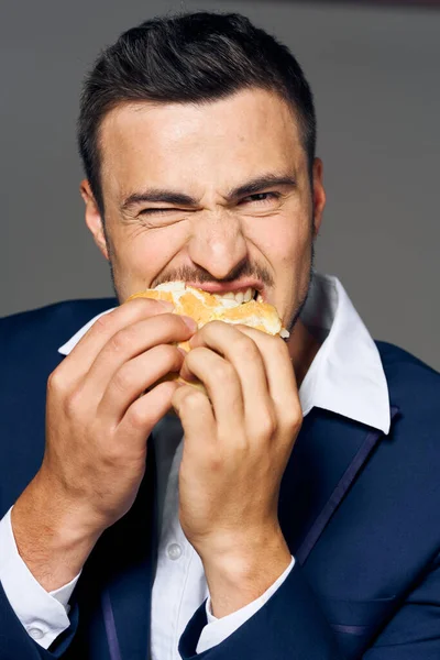 Joven Hombre Guapo Con Hamburguesa Estudio — Foto de Stock