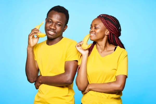 Casal Usando Bananas Como Telefones Estúdio Fundo Azul — Fotografia de Stock