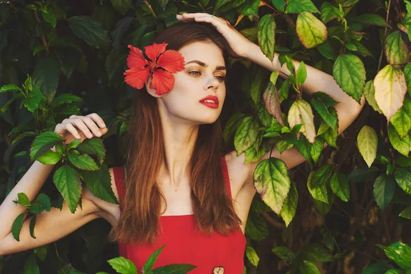Ung Vacker Kvinna Poserar Med Blomma Håret Tittar Bort — Stockfoto