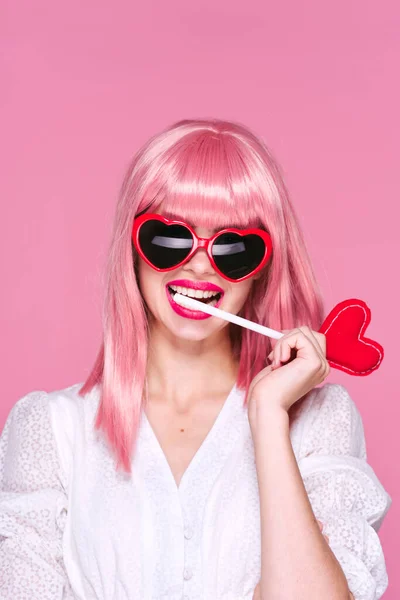 Στιγμιότυπο Νεαρό Κορίτσι Ροζ Περούκα Και Γυαλιά Ηλίου Καρδιά Ροζ — Φωτογραφία Αρχείου
