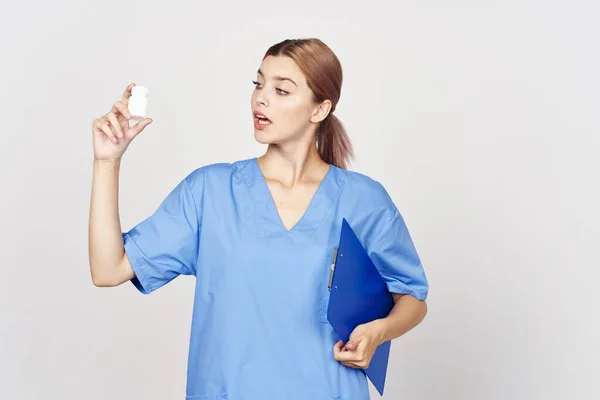 Tiro Estúdio Jovem Médico Segurando Pílulas Fundo Branco — Fotografia de Stock