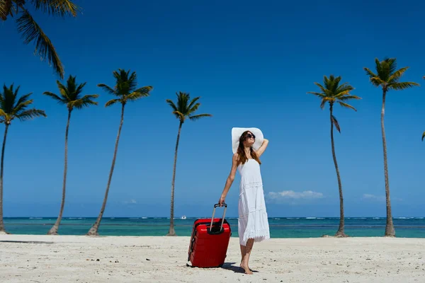 Young Beautiful Woman Suitcase Tropical Beach — Stock Photo, Image