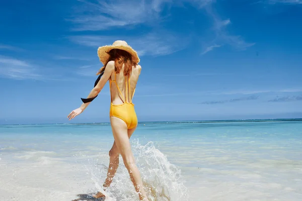 Young Beautiful Woman Hat Relaxing Beach — Stock Photo, Image