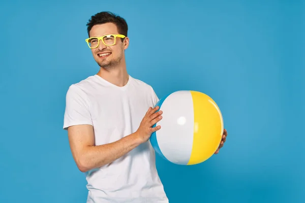 Homem Bonito Novo Com Bola Inflável Estúdio — Fotografia de Stock