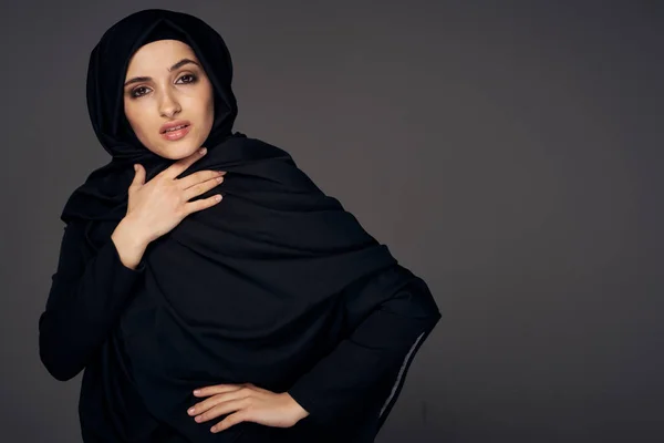 Youg Musulmana Mujer Hijab Estudio —  Fotos de Stock