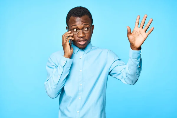 Giovane Uomo Africano Che Parla Smartphone Isolato Sfondo Blu — Foto Stock