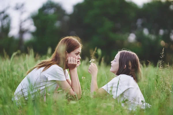 Young Mother Her Daughter Having Fun Camomile Field — Stock Photo, Image