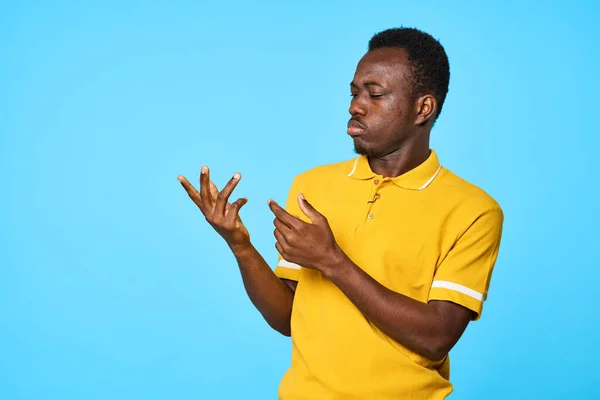 Genç Afrikalı Adam Mavi Arka Planda Tek Başına Sayıyor — Stok fotoğraf