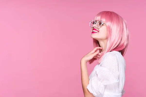 Junge Frau Mit Pinkfarbener Perücke Studio Auf Rosa Hintergrund — Stockfoto