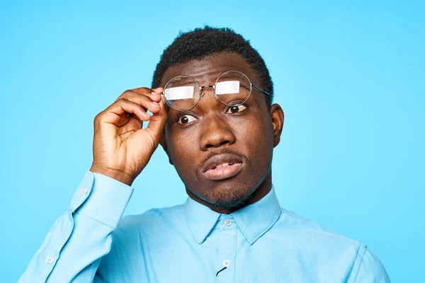 Joven Posponiendo Gafas Aisladas Sobre Fondo Azul — Foto de Stock