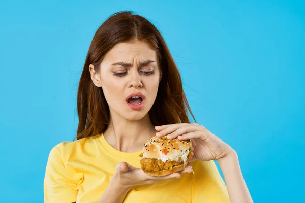 Joven Hermosa Mujer Con Hamburguesa Captura Estudio —  Fotos de Stock