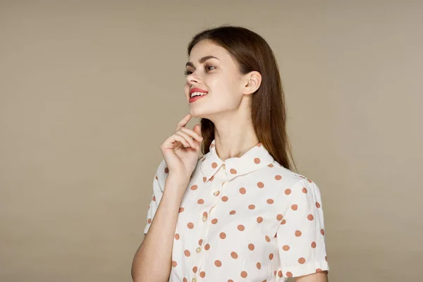 Joven Hermosa Mujer Posando Aislada Sobre Fondo Beige — Foto de Stock