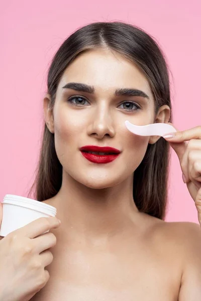 Retrato Mujer Hermosa Sosteniendo Producto Belleza Sobre Fondo Rosa Aislado — Foto de Stock